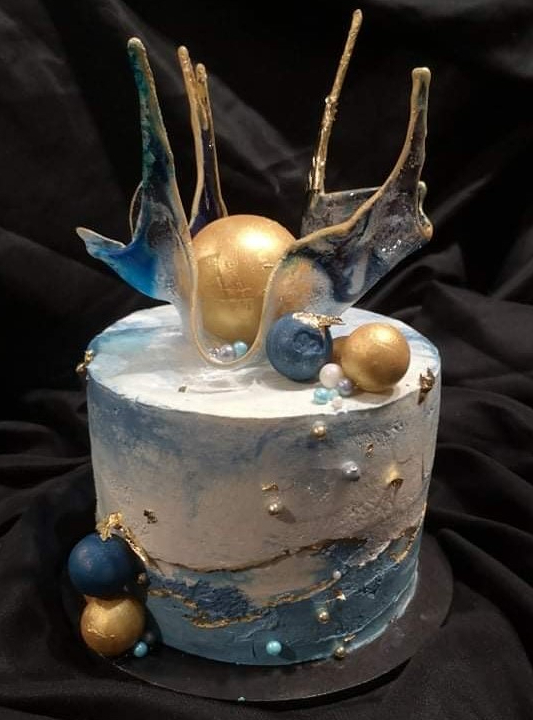 Blue, white and gold sugar cake with edible sugar glass sculpture and blue and gold edible baubles - custom made by Embellished Food Art, Lower Hutt, Wellington cake decorating